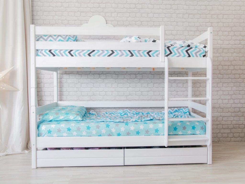 Двухъярусная кровать для детей белая деревянная